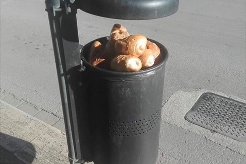 Pane gettato nel cestino portarifiuti