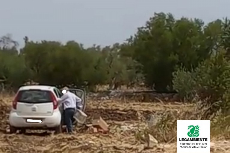 Abbandono di rifiuti nell'agro. <span>Foto Legambiente Terlizzi</span>