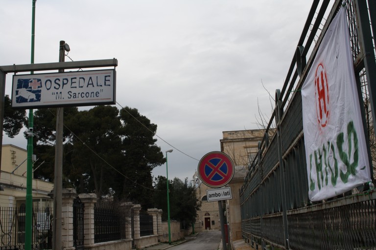 Protesta pacifica contro la chiusura del pronto soccorso di Terlizzi lenzuoli bianchi JPG
