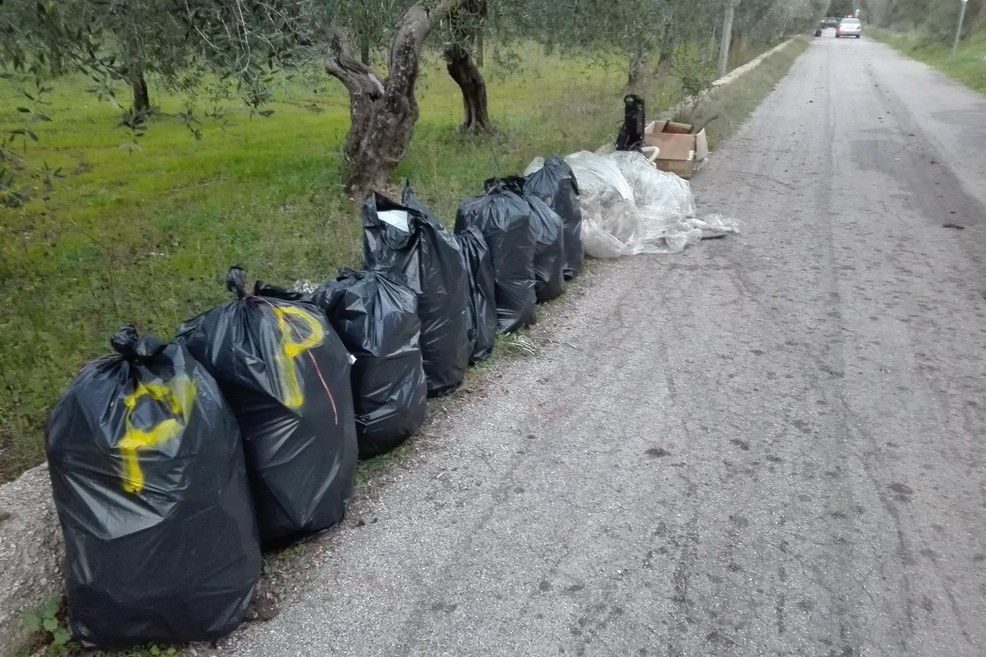 rifiuti strada campagna