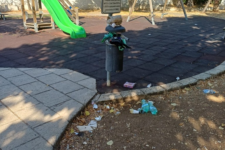 Rifiuti in area giochi viale Aldo Moro
