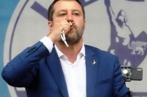Matteo Salvini bacia il Rosario