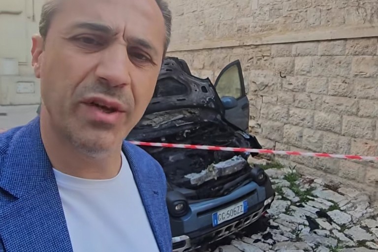 Pietro Ruggiero e l'auto distrutta dalle fiamme