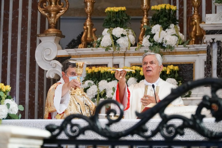 Monsignor Cornacchia per Maria SS di Sovereto. <span>Foto Cosma Cacciapaglia</span>