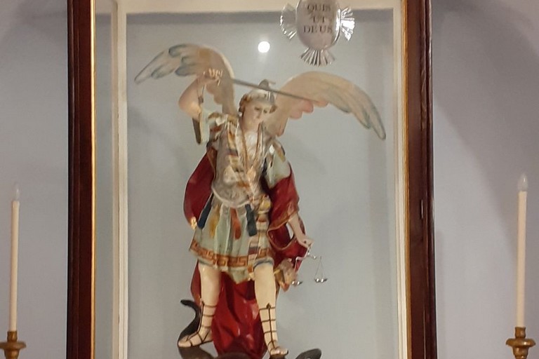 Teca in vetro contenente la statua di San Michele