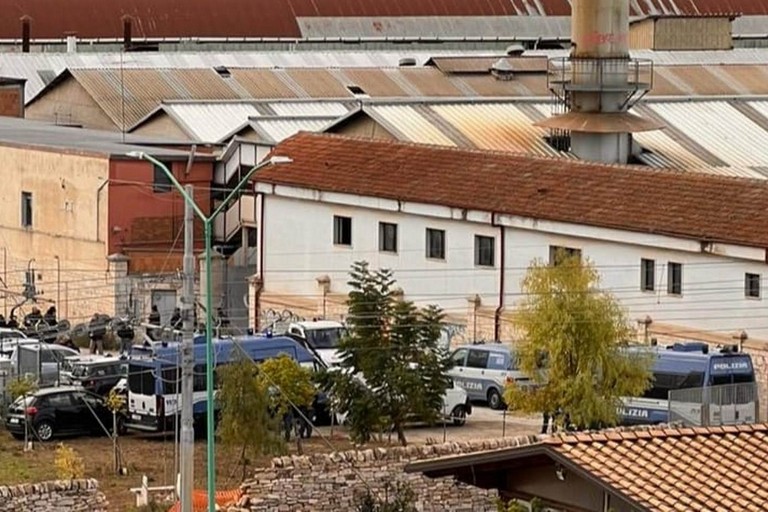 L'operazione interforze nell'ex fabbrica Scianatico di Terlizzi