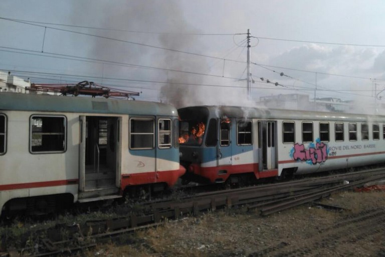 Fiamme su un treno abbandonato di Ferrotramviaria