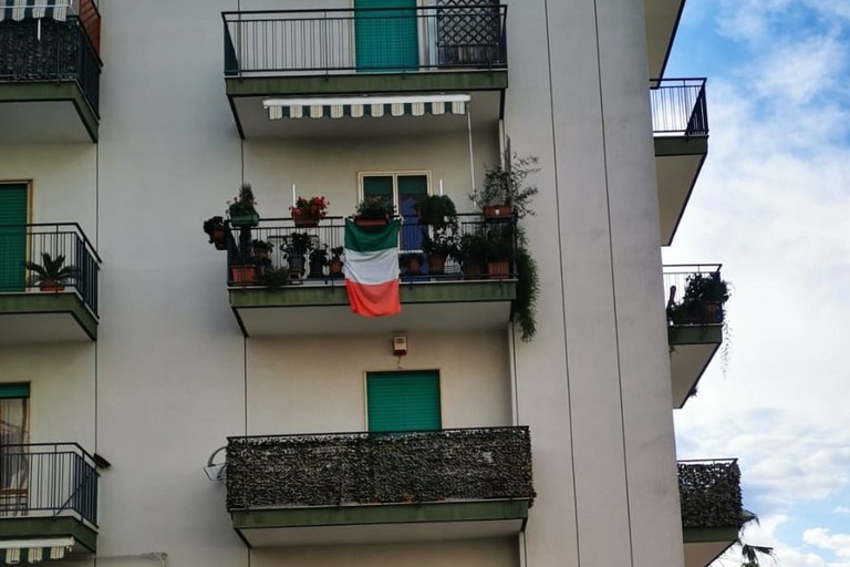 Tricolore al balcone. <span>Foto Francesco Pittò</span>
