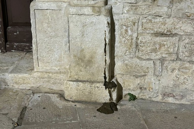 Vandalismo al portale di Anseramo da Trani