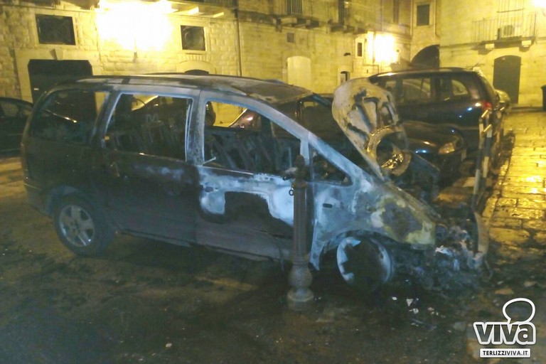 La Volkswagen Sharan incendiata in largo Amedeo