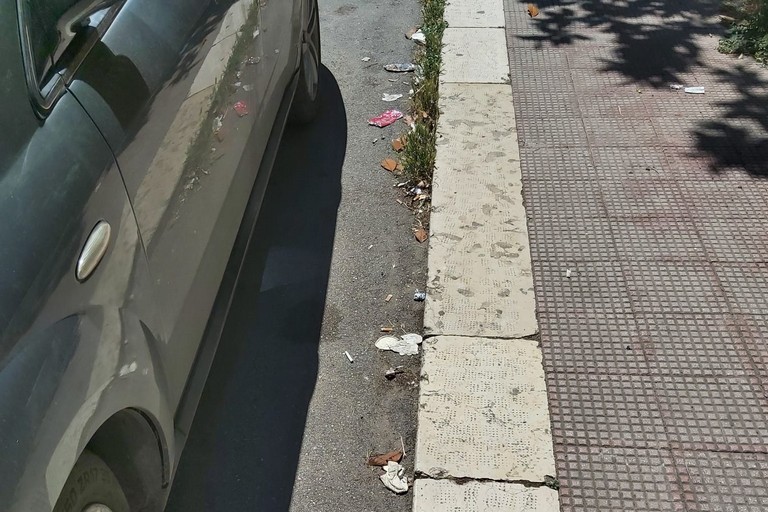 Cartacce a ridosso marciapiedi. <span>Foto Michelangelo De Chirico</span>