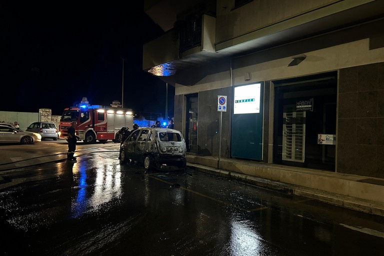Terlizzi: rogo nella notte, in fiamme una vettura