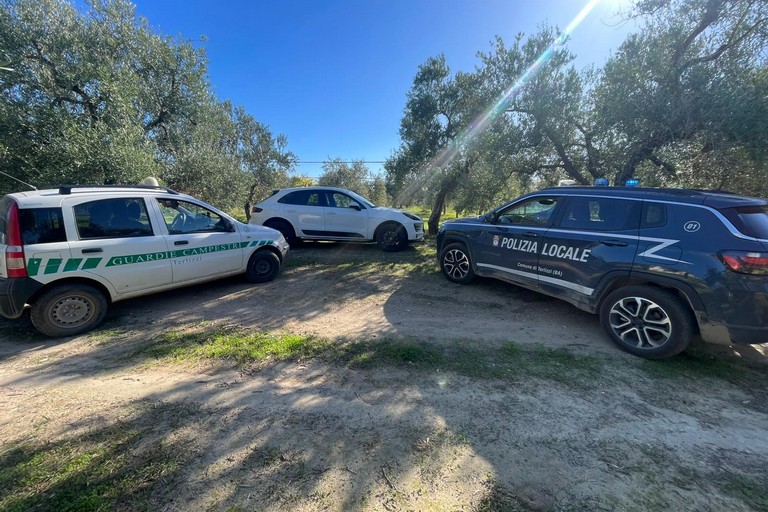 Auto rubata ritrovata in campagna. <span>Foto Paolo Alberto Malerba</span>