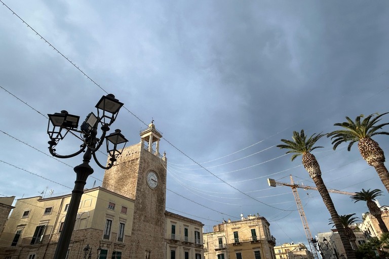 Lavori montaggio luminarie. <span>Foto Paolo Alberto Malerba</span>