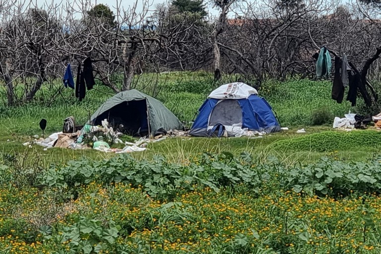 La denuncia di don Michele: «Nel campo Chicoli esistono ancora esseri umani definiti illegali»