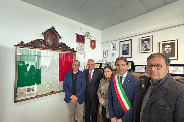 Il tricolore di Aldo Moro donato da Gero Grassi al Comune di Terlizzi. <span>Foto Paolo Alberto Malerba</span>