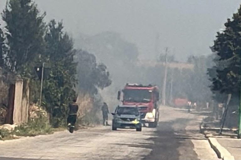 Incendio in via Chicoli. <span>Foto Paolo Alberto Malerba</span>