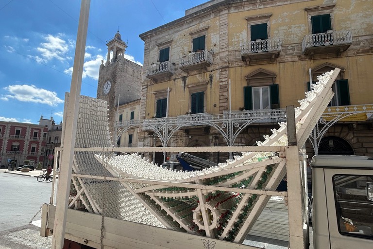 Luminarie, al via il montaggio. <span>Foto Paolo Alberto Malerba</span>