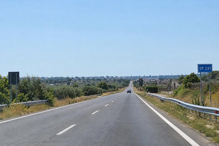 Mercedes contromano sulla SP231. <span>Foto Paolo Alberto Malerba</span>